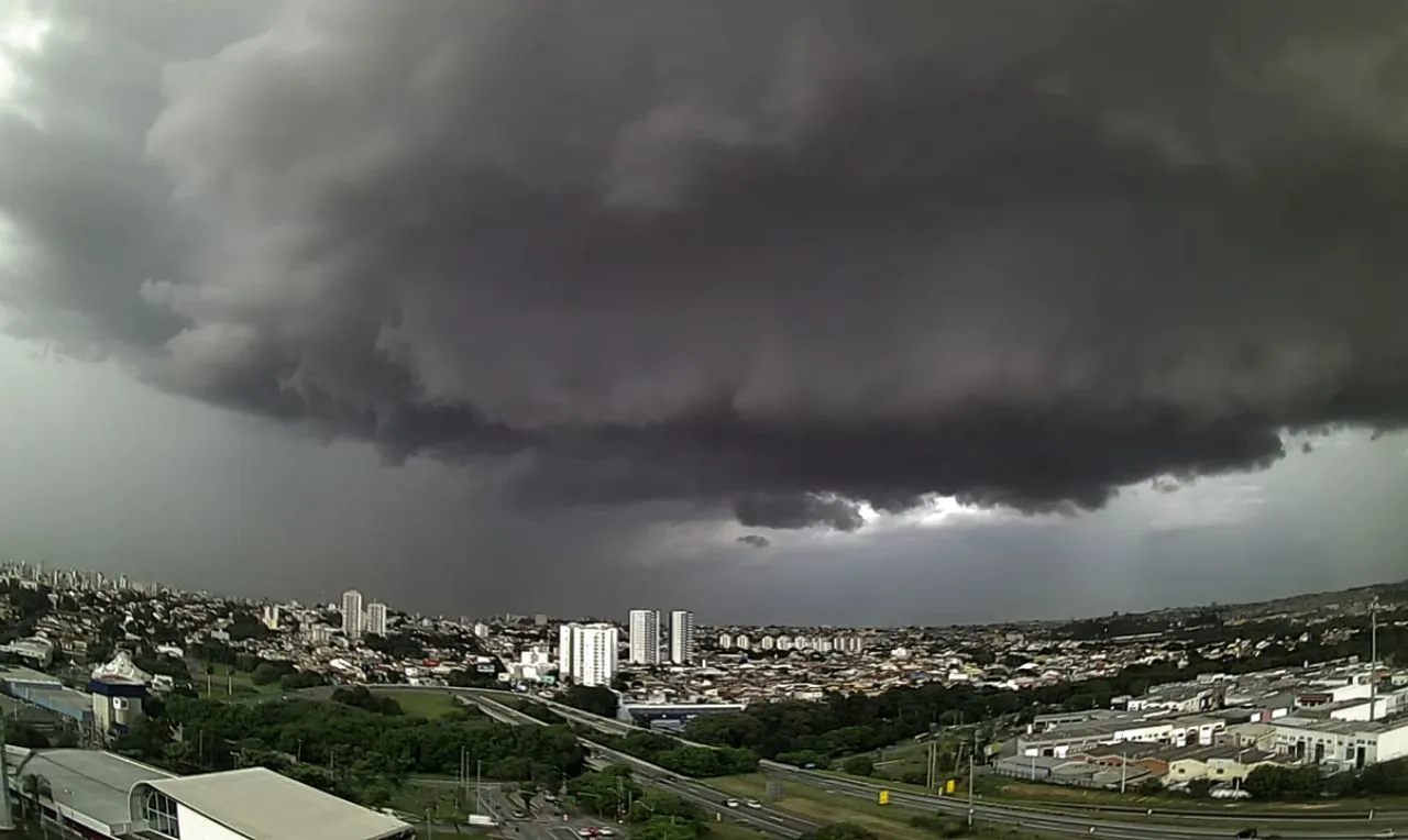 A imagem mostra o avanço de chuva na cidade de Sorocaba